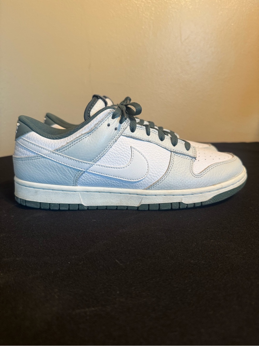 Nike Low-Top Sneakers White and Dark Green